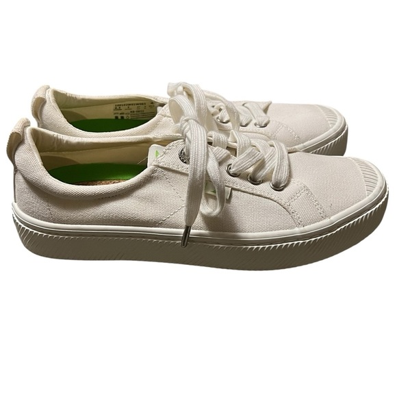 Cariuma OCA low canvas white lace up sneakers - Picture 2 of 11